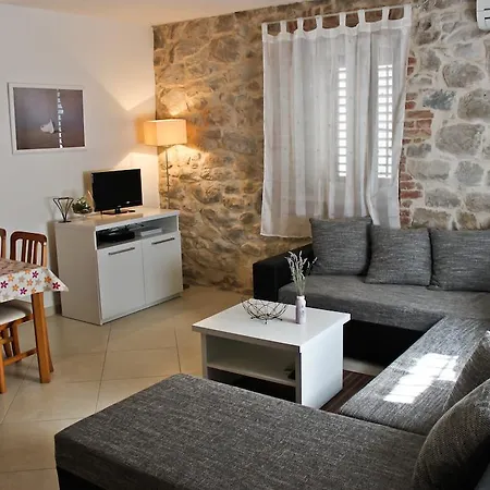 Leona Apartment *
