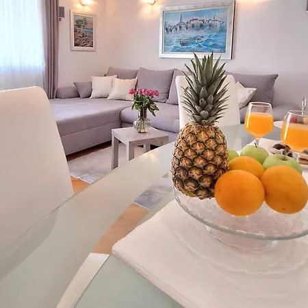 Leona Apartment