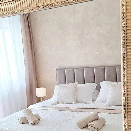 Leona Apartment
