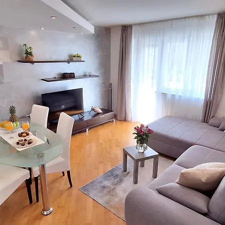 Leona Apartment