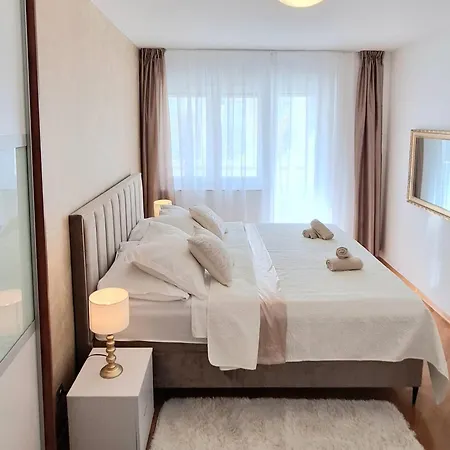 Leona Apartment *