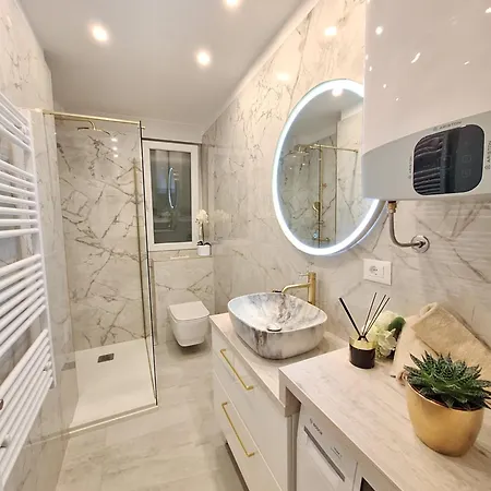 Leona Apartment Split