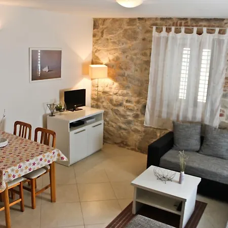 Leona Apartment Split