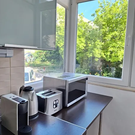 Leona Apartment
