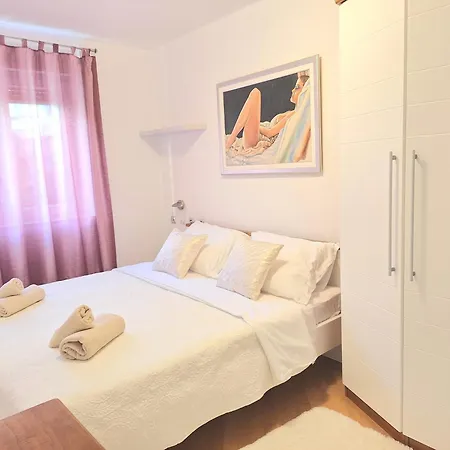 Leona Apartment Split