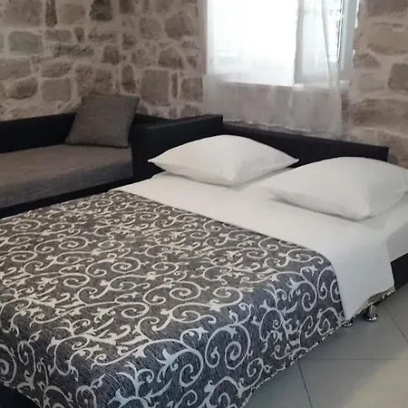 Apartment Leona *
