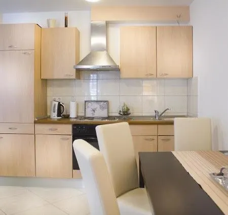 Leona Apartment Split