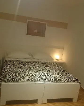 Leona Apartment Split