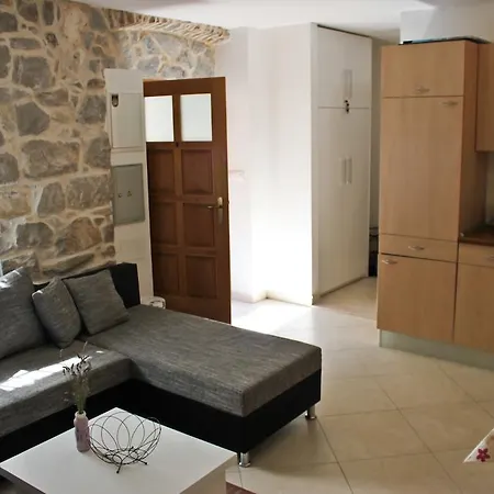 Apartment Leona *