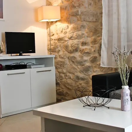 Apartment Leona *