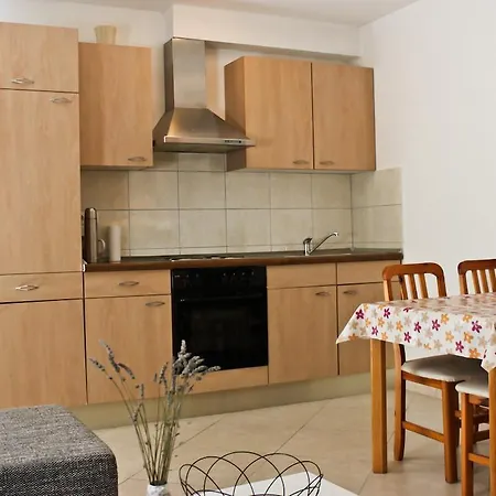 Apartment Leona *